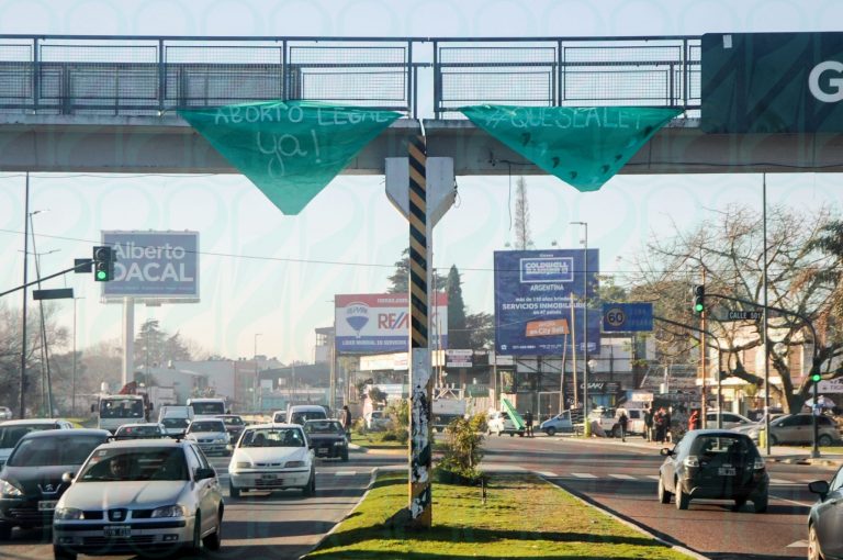 Los accesos a la ciudad, con pañuelos verdes gigantes