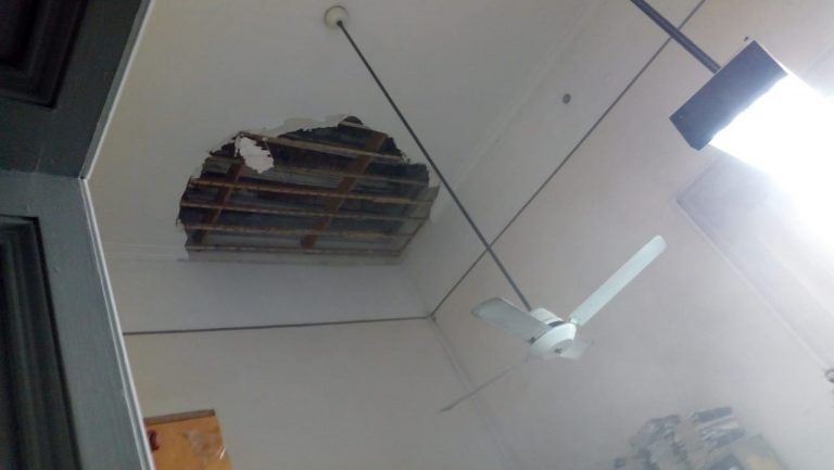 Desgracia con suerte: se cayó un techo en el Juzgado Civil y Comercial Nº 23