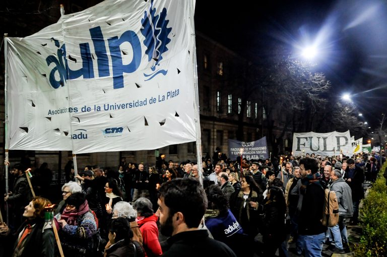Universidad: cálida marcha de antorchas y avances en la negociación paritaria