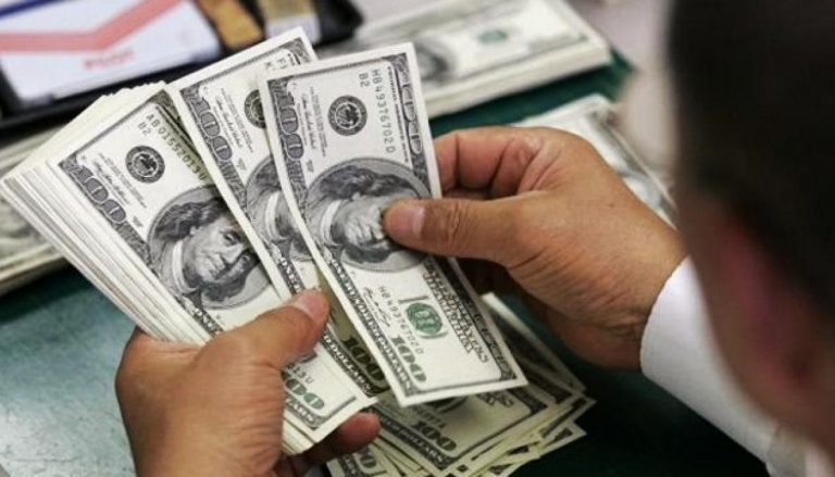 El dólar oficial cerró la semana a $77,39 y avanzó 0,62%