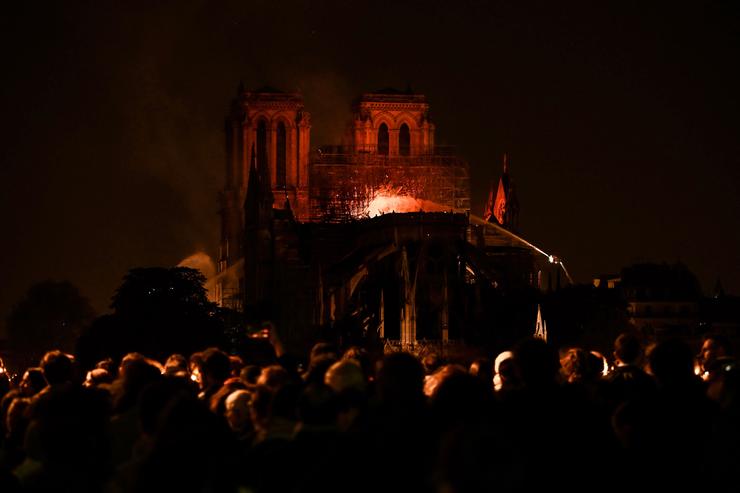 Ardió Notre Dame y Francia lanzará suscripciones para reconstruirla