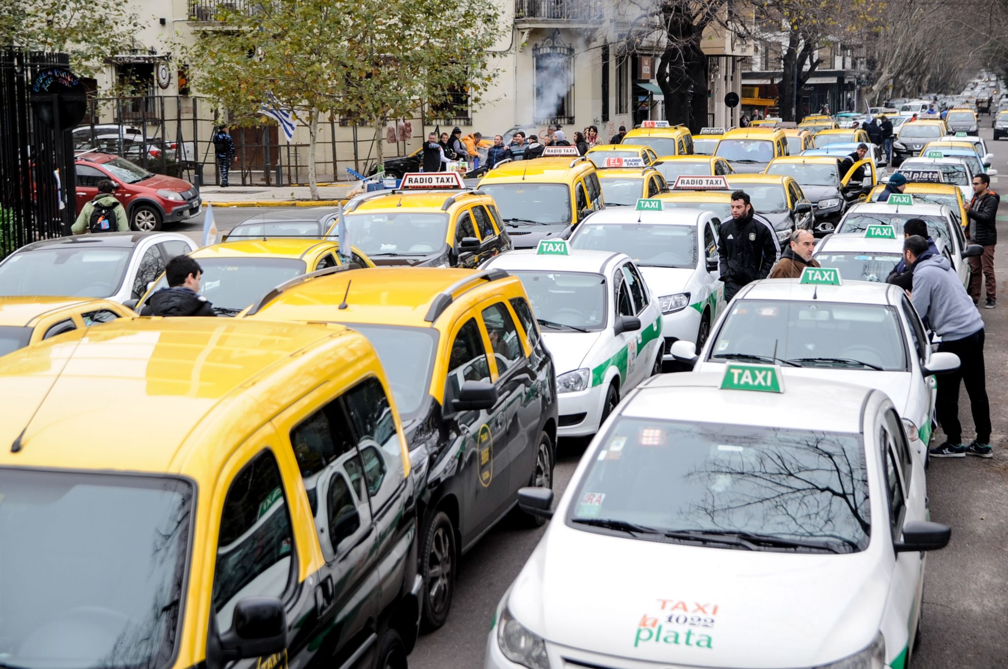 Uber no se deja y contra-ataca ante protestas de taxistas