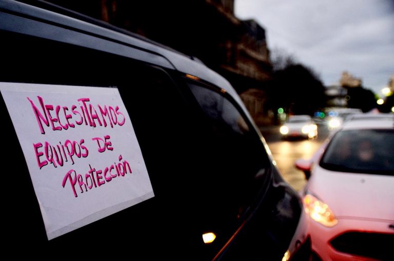 Asociaciones Médicas protestaron en la ciudad con una caravana de autos