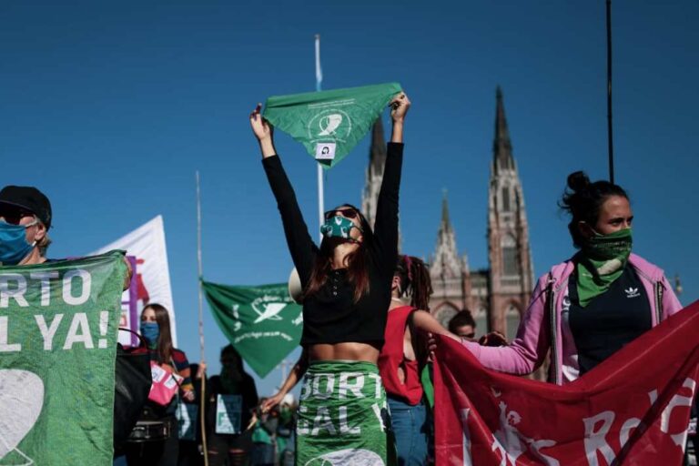 Más de 500 personalidades reclamaron una “urgente” ley de aborto legal