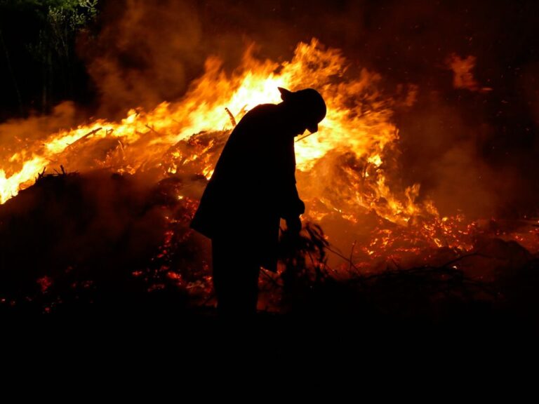 Intenso trabajo de bomberos voluntarios en los incendios de Córdoba