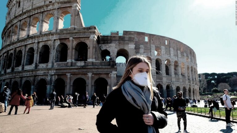 Italia hace obligatorio el uso de tapabocas en espacios abiertos