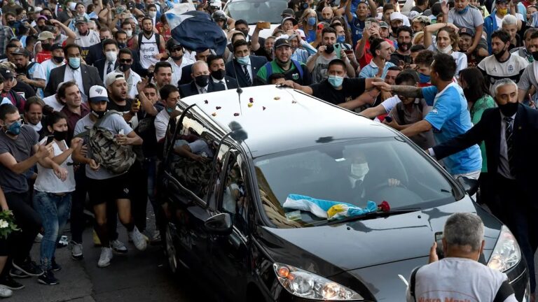 Miles de personas siguieron a Maradona al cementerio