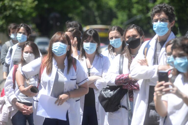 Personal de salud sin sueldos en medio de la pandemia