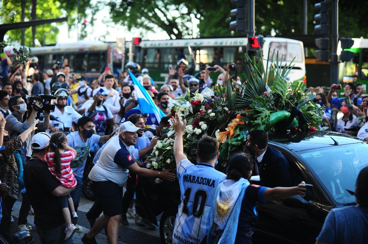 Miles de personas siguieron a Maradona al cementerio Pulso noticias