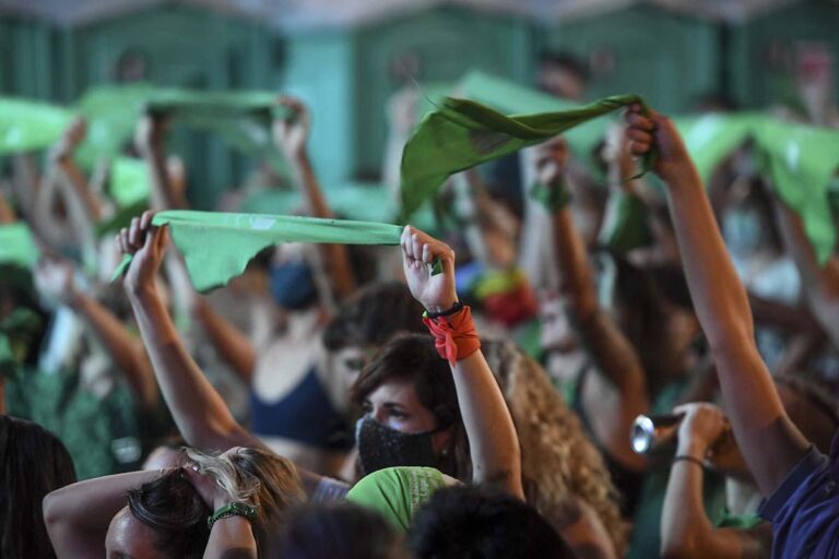 Una multitud “verde” celebró el resultado de la votación