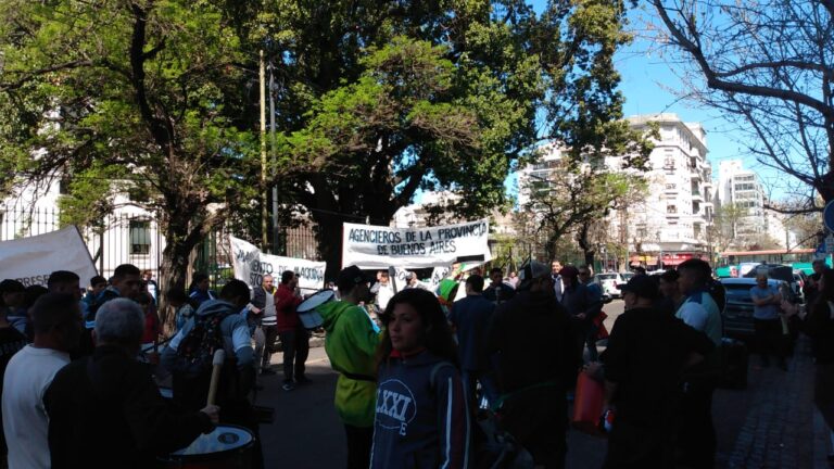 Agencieros bonaerenses se manifestaron frente a la Gobernación