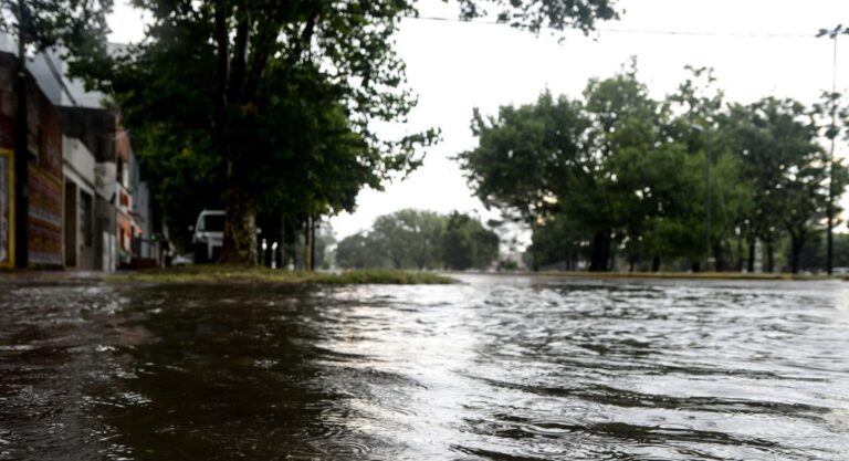Una lluvia cuatro veces menor a la de 2013 generó anegamientos y desbordes de arroyos