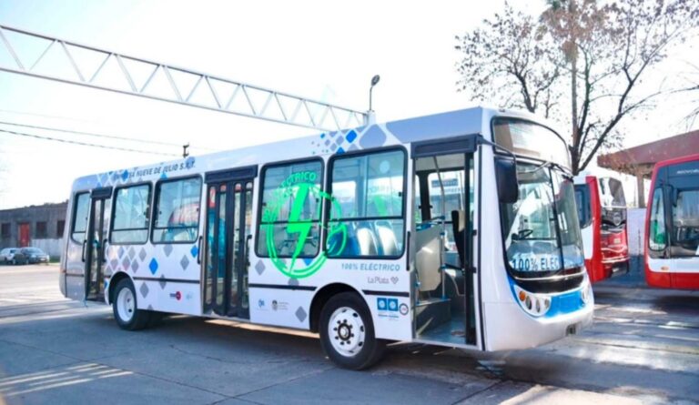 Ya circula en La Plata el primer ómnibus con baterías de litio: conocelo