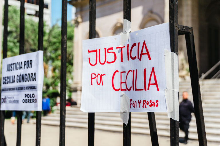 Femicidio en Villa Elvira: exigen la búsqueda del prófugo