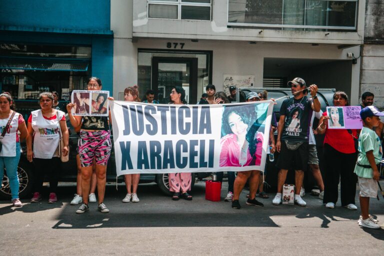 Femicidio de Araceli Fulles: reclamo en La Plata tras la liberación de tres detenidos